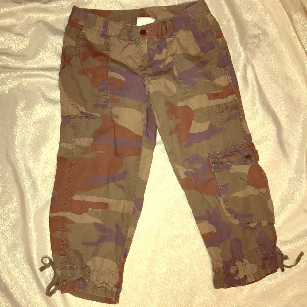 Camouflage capris, super cute detail!